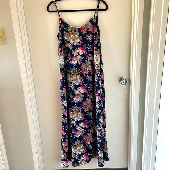 Dresses & Skirts - Floral Maxi Dress